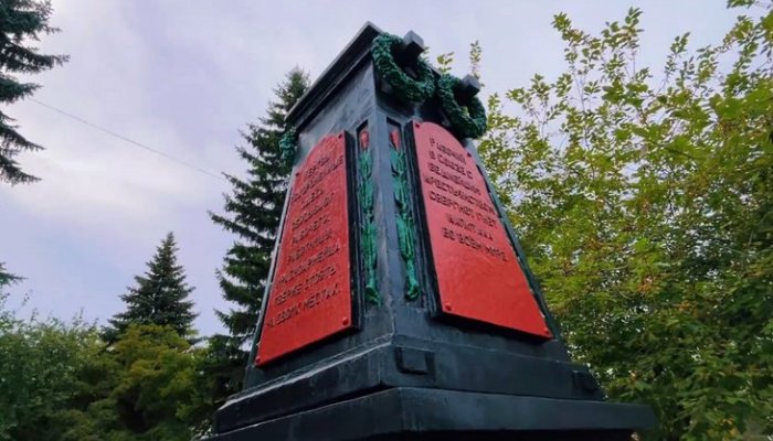 В Черемхово отреставрировали памятник на братской могиле шахтеров и красногвардейцев