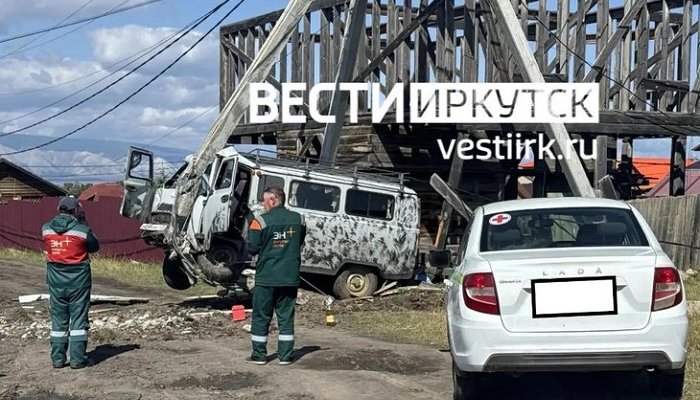 Водитель УАЗа врезался в опору ЛЭП на Байкале