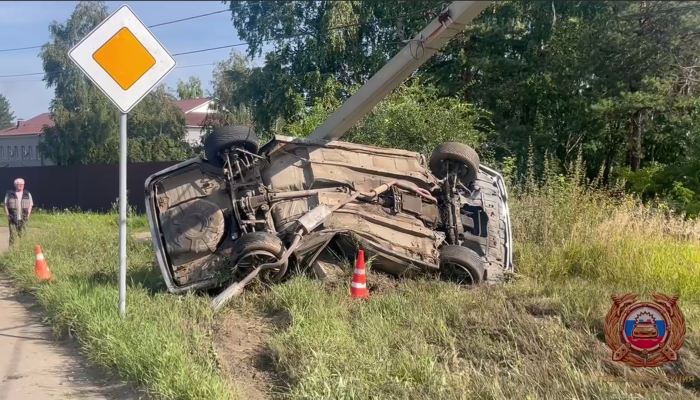 В Иркутске водитель погиб в столкновении со столбом (Видео)