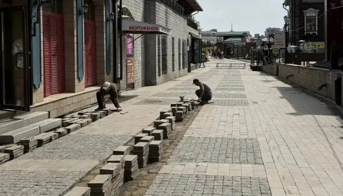 Тротуарную плитку перекладывают в 130-м квартале Иркутска