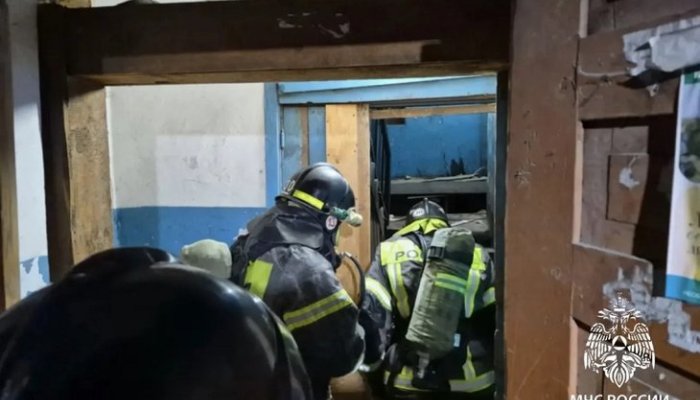 В Усть-Куте пожарные МЧС спасли трёх человек из горящего многоквартирного дома