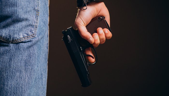 В Бийске мужчина с пистолетом преследовал детей