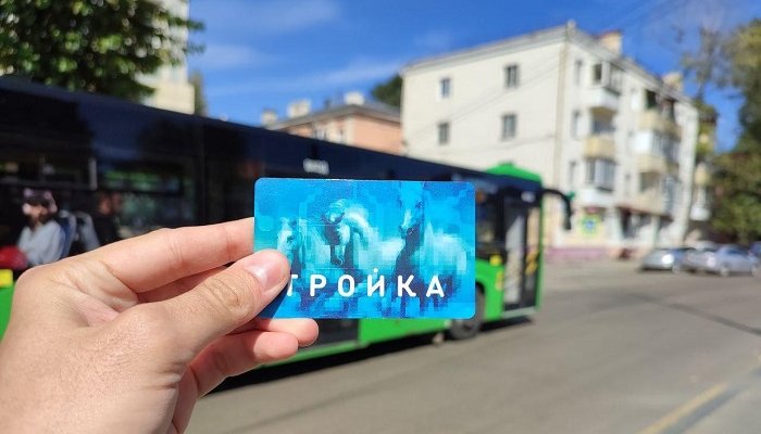 В иркутских автобусах начали принимать карту «Тройка»