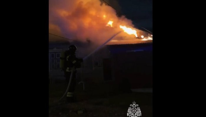 В Иркутске горел дом на улице Дмитрия Донского