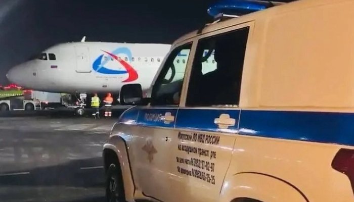 В аэропорту Иркутска двух пассажиров не пустили на рейс из-за нарушений