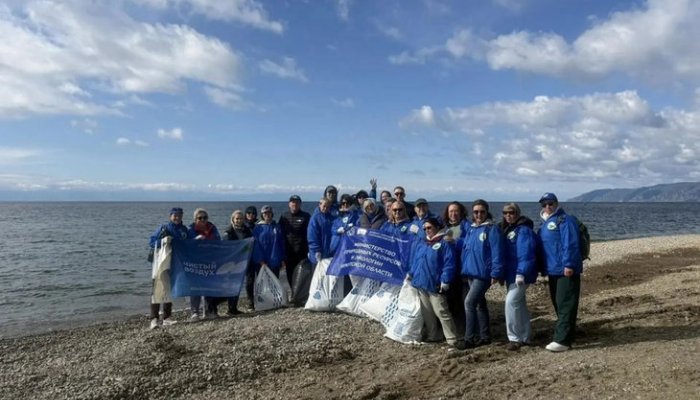 С побережья Байкала вывезли 70 мешков мусора