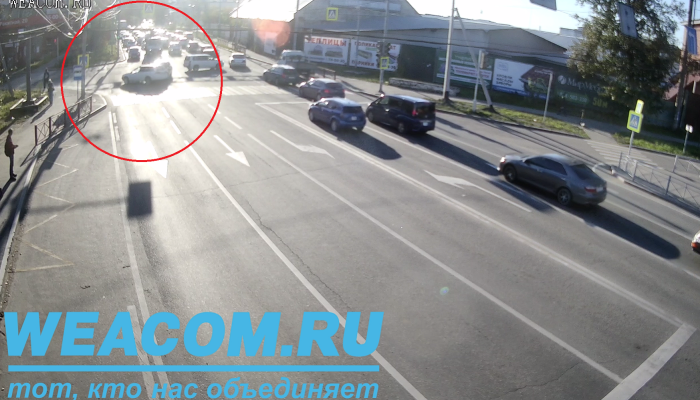 Момент ДТП в Иркутске попал на онлайн-камеру WEACOM.RU (Видео)