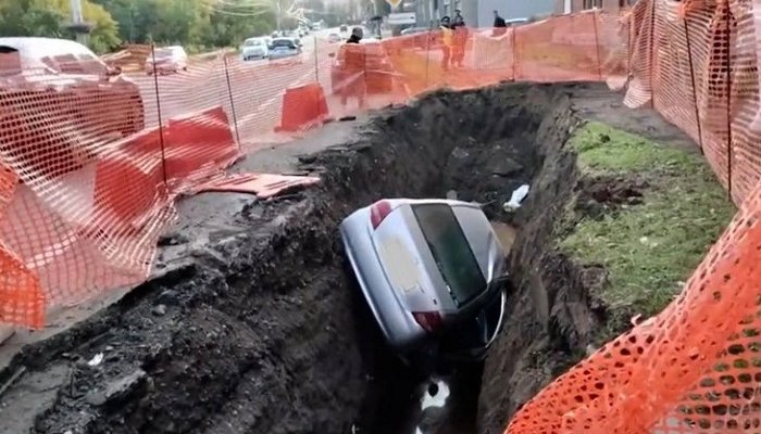 В Иркутске автомобиль провалился в котлован на улице Советской