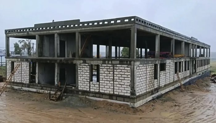 В Хомутово продолжается строительство детской поликлиники
