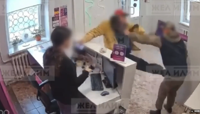 В Железногорске-Илимском двое мужчин устроили драку в ПВЗ (Видео)