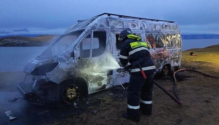 На Байкале сгорел Фиат: владелец получил ожоги, выбираясь из огня
