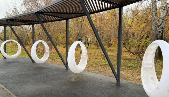 Вандалы испортили новые светящиеся качели в парке Ангарска
