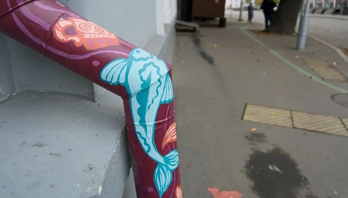 В центре Иркутска начали расписывать водосточные трубы