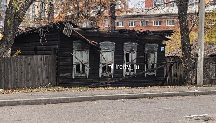 В центре Иркутска сгорел деревянный дом: возможен поджог