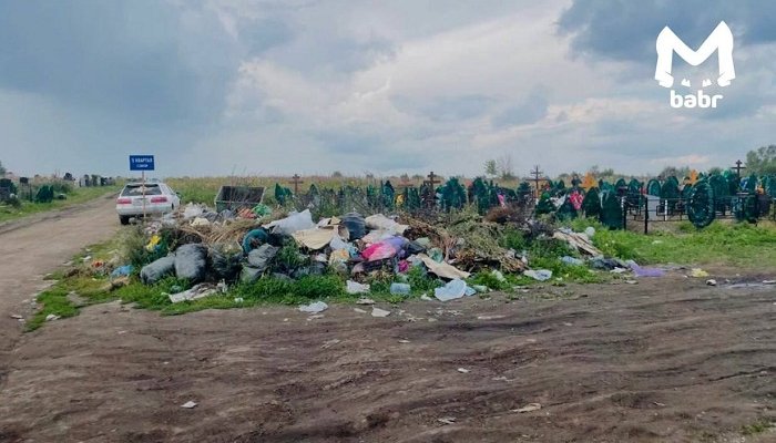 Жители Шелехова жалуются на мусор возле могил на кладбище