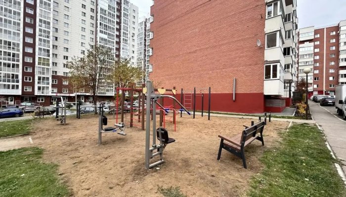 В Иркутске на улице Дальневосточной завершили обустройство новой детской спортивной площадки