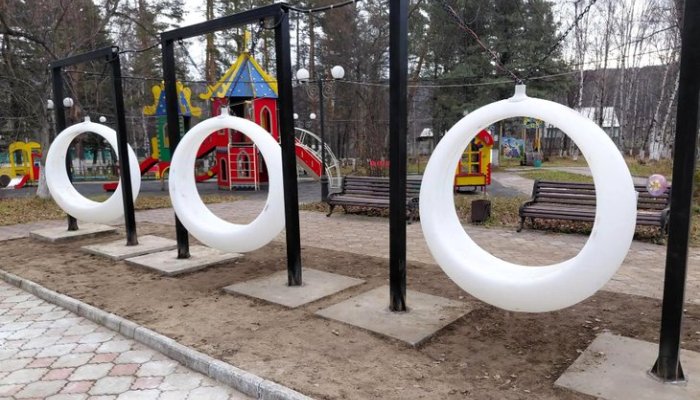 В городском парке Бодайбо по инициативе жителей установили световые качели и фонари