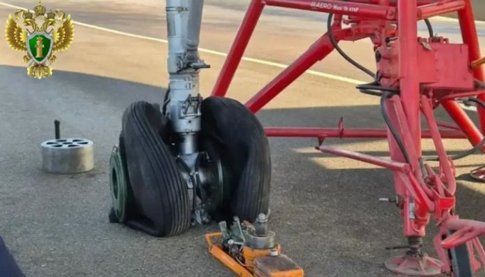 В аэропорту Иркутска у самолета Ан-24 при посадке лопнуло колесо шасси