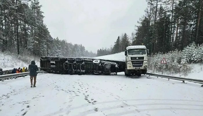 Фура перевернулась на трассе «Байкал»: проезд перекрыт, объездов нет