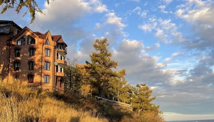 В Листвянке после семи лет простоя открыли отель-замок на берегу Байкала