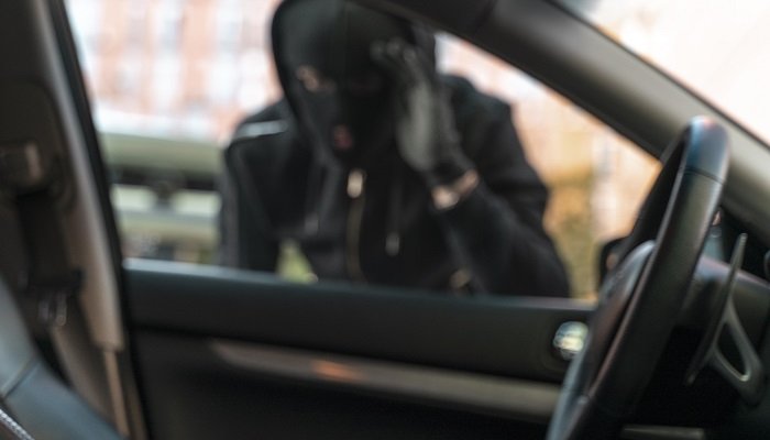 За вечер с одной парковки в Иркутске угнали ВАЗ и мотоцикл