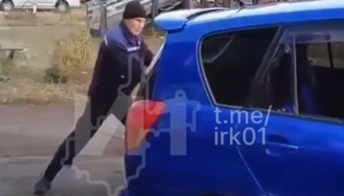 В Киренске возбудили уголовное дело против мужчины, повредившего автомобиль соседки арматурой из-за парковки (Видео)