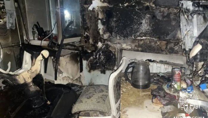 В Ангарске спасатели эвакуировали троих человек при пожаре в двухэтажном доме