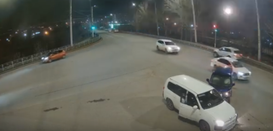 Момент ДТП в Иркутске попал на онлайн-камеру WEACOM.RU (Видео)