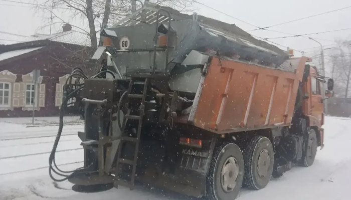 Спецтехника вышла на расчистку дорог в Иркутске