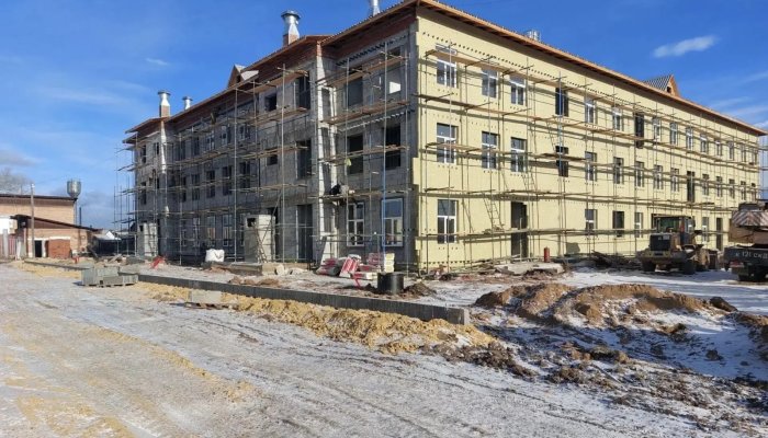 В Усть-Ордынском продолжается строительство детской поликлиники