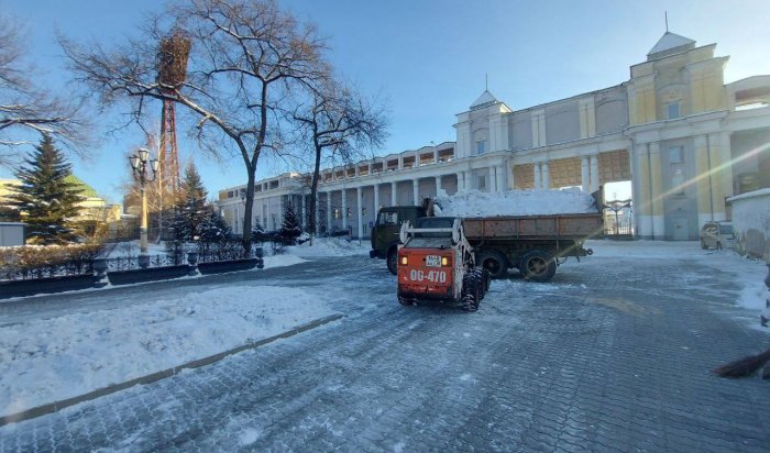 Усиленная уборка снега организована в последние праздничные дни в Иркутске
