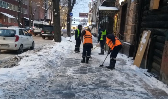 В Иркутске устраняют снежный накат на дорогах и наледь на тротуарах