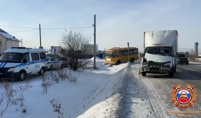 В Пивоварихе школьный автобус попал в ДТП