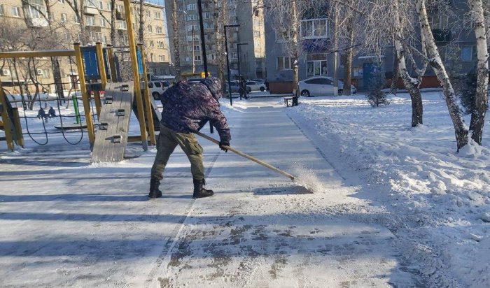 В иркутских скверах и парках ежедневно ведется уборка