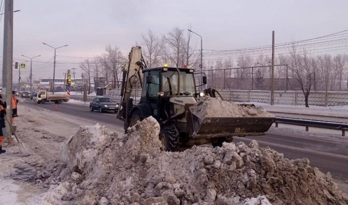 В Иркутске продолжается круглосуточная уборка снега и грейдирование дорог