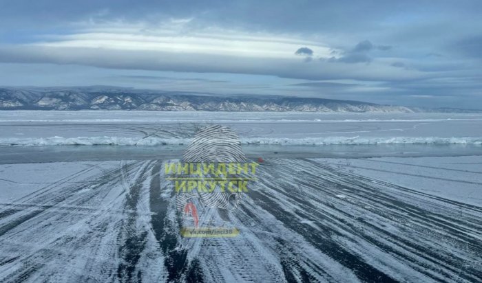 В районе Хужира на льду Байкала появилась большая трещина