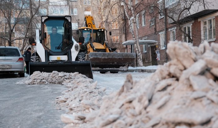 Около 300 дворов Правобережного округа в Иркутске очистили от снега