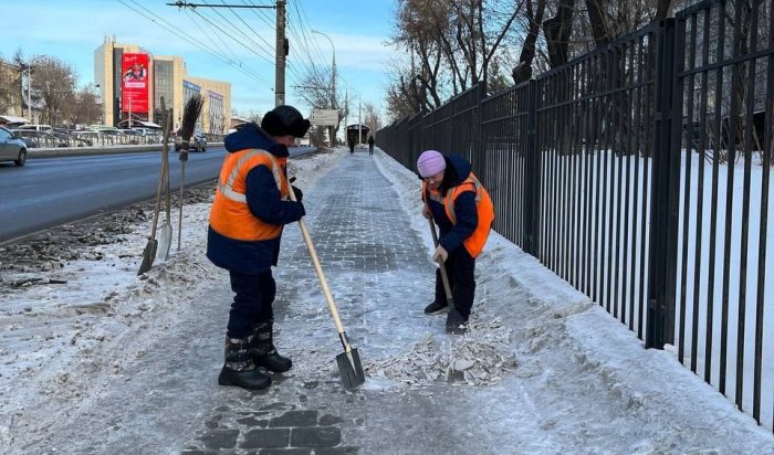 Дорожные службы убирают наледь и снежный накат во всех районах Иркутска