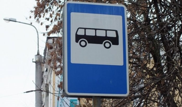 В Иркутске от снега очищают крыши остановок
