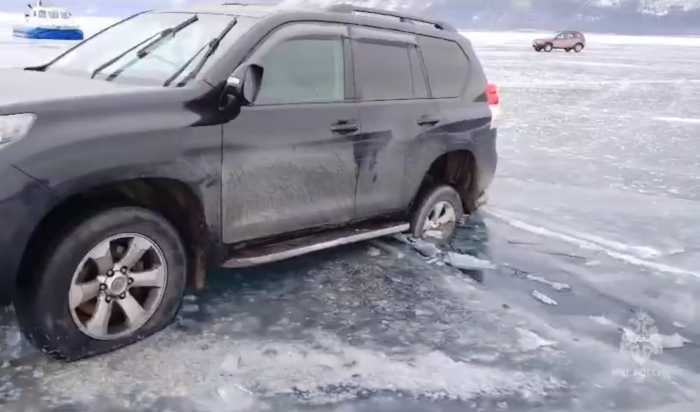 Два внедорожника провалились в трещины на льду Байкала (Видео)