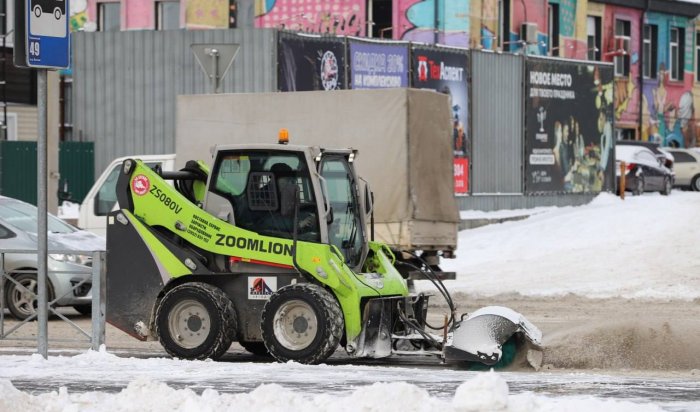 В Иркутске продолжают устранять последствия снегопада