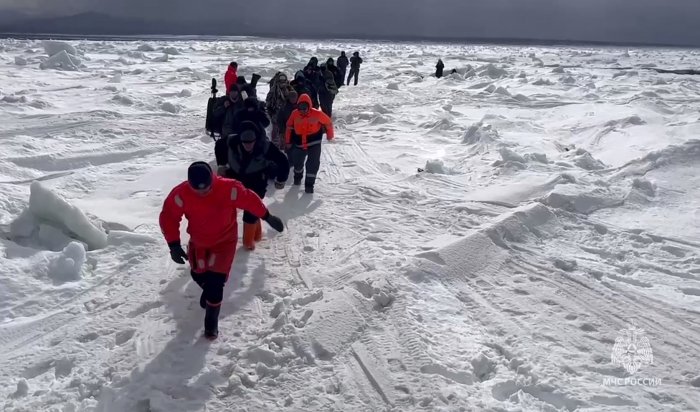 На Сахалине 82 рыбаков унесло в море на отколовшейся льдине