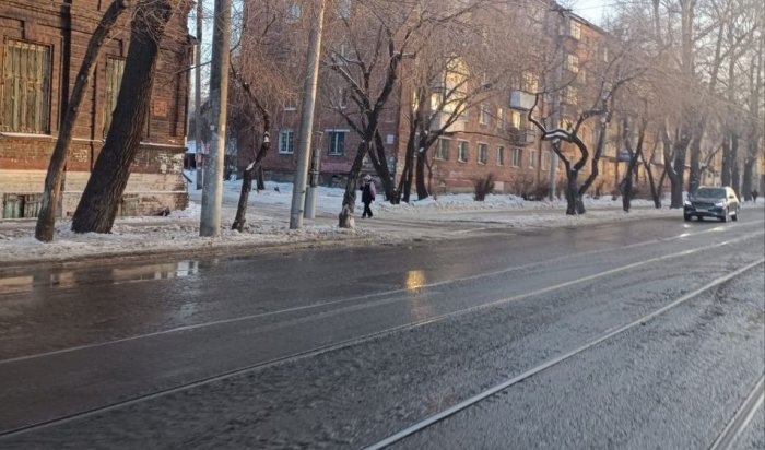 В Иркутске устранили коммунальную аварию на улице Декабрьских событий