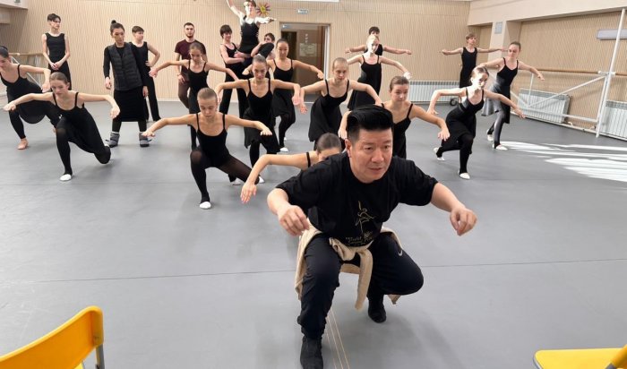 Монгольский балетмейстер ставит танец для иркутского детского ансамбля