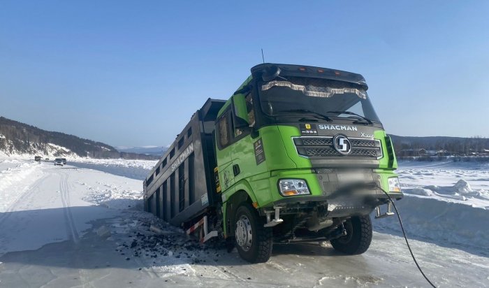 Два грузовика провалились под лед в Бодайбинском районе