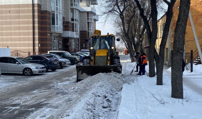 В Иркутске продолжают расчищать от снега дороги и тротуары