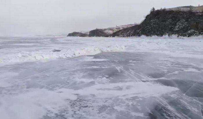 На льду Байкала образовался разлом в районе Малого Моря