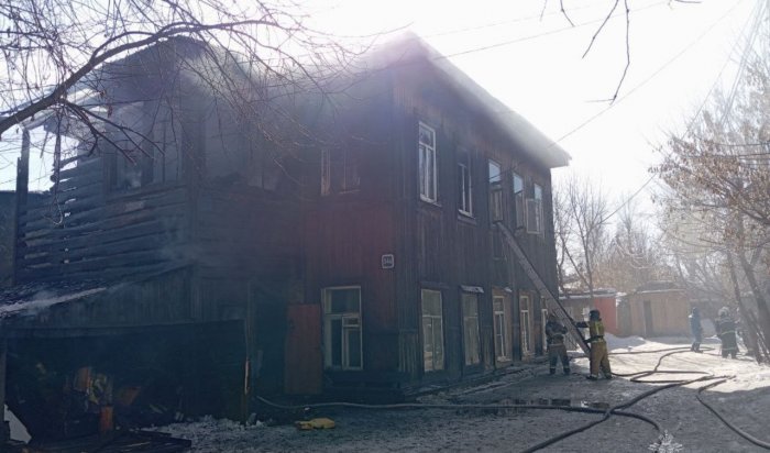 Пожар в деревянном доме в центре Иркутска потушен