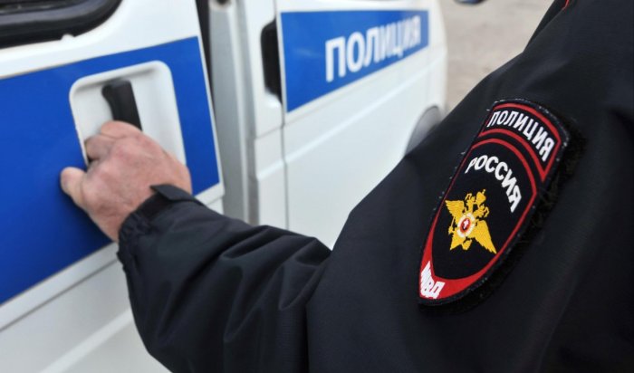 В Шелеховском районе мужчина угрожал соседям топором