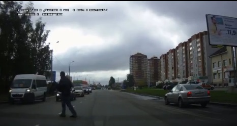 Мужчина перенес пенсионерку через дорогу на рука